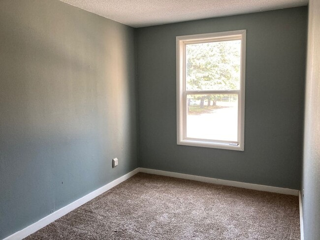 Building Photo - 618 N 56th Ave W