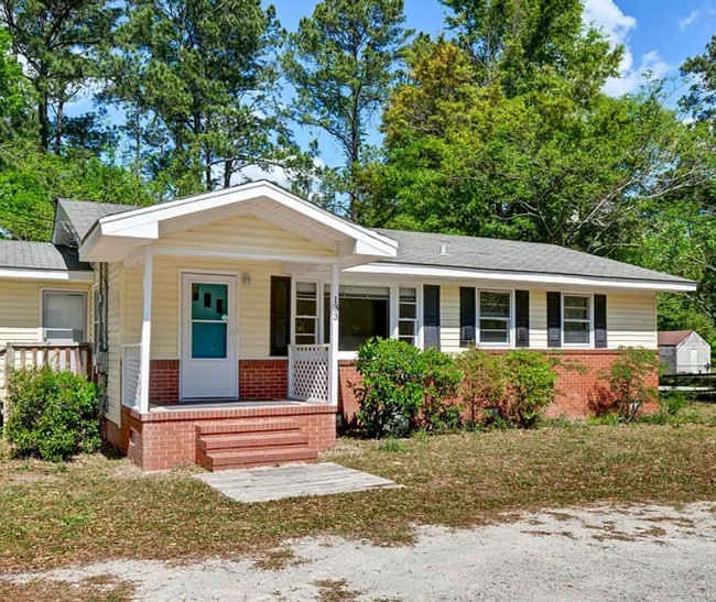 Primary Photo - HINTON AVENUE - 4 Bedroom - Perfect for UNCW/Students Welcome & minutes to Wrightsville Beach!