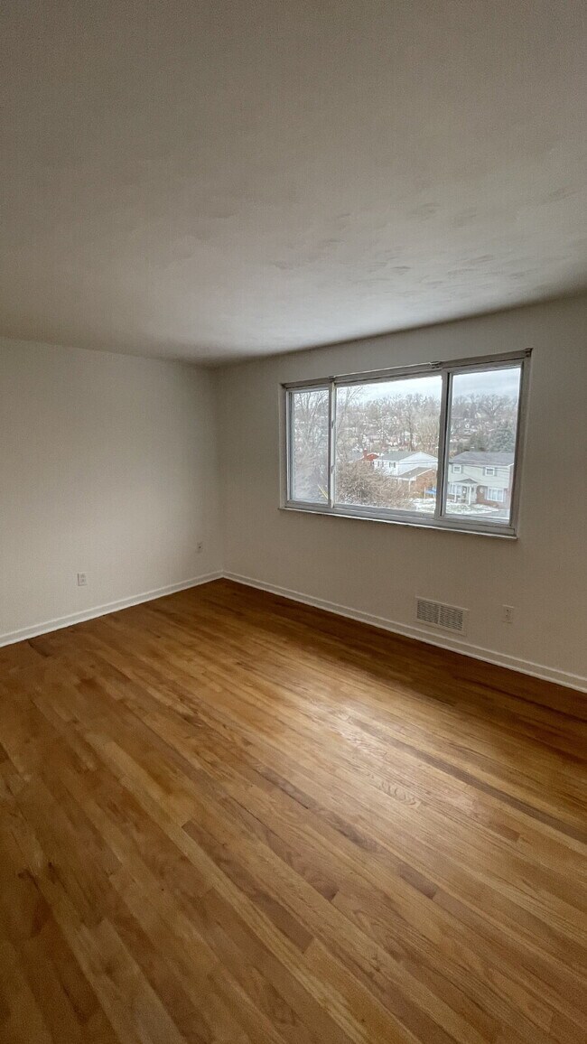 Building Photo - Charming 3 bed, 2 bath with finished basement!