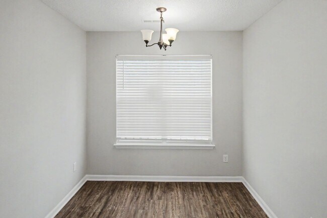 Building Photo - Beautifully Updated Ranch Home