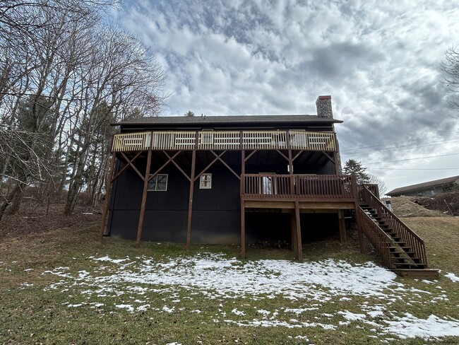 Building Photo - Spacious Log Home, Close to Campus, and wi...