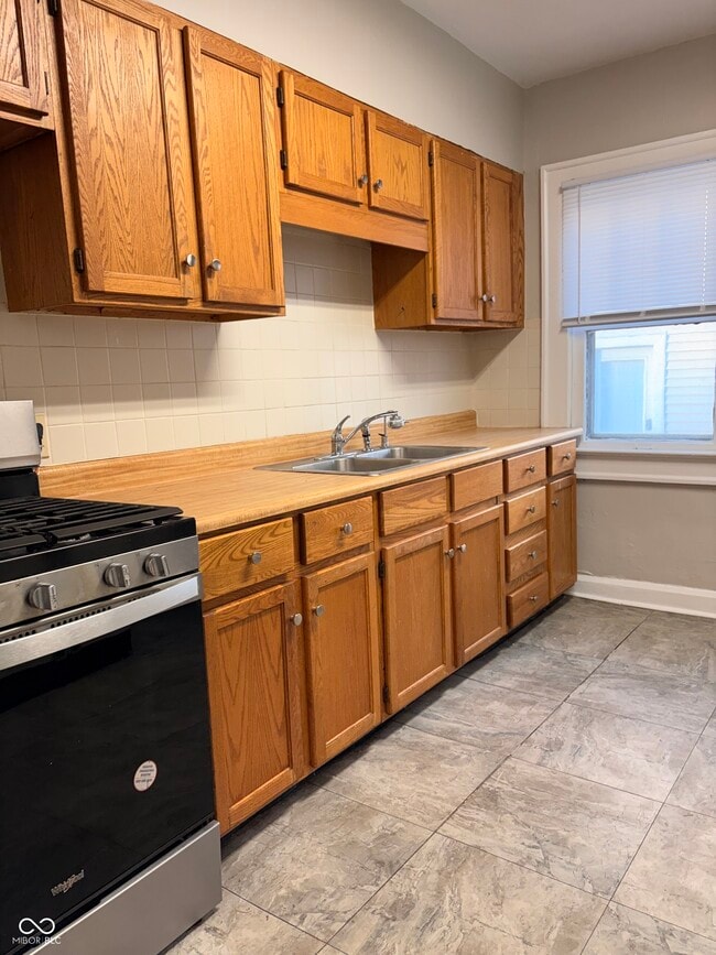 Building Photo - 6125 Kingsley Dr