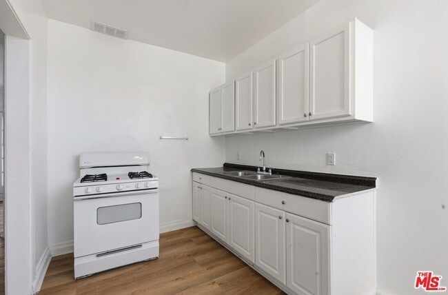 Building Photo - 1021 N Mariposa Ave
