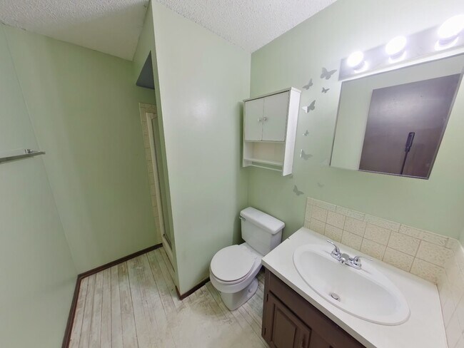 Building Photo - 620 Richmond N