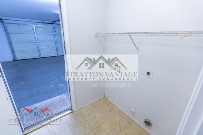 Building Photo - 2805 S Abbey Cir