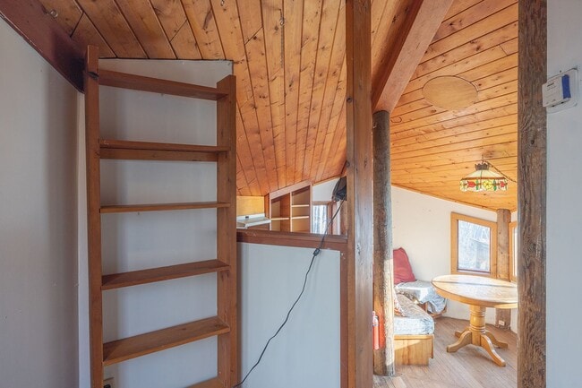 Building Photo - Cozy 2 Bedroom, 1 Bath, With a great Locat...