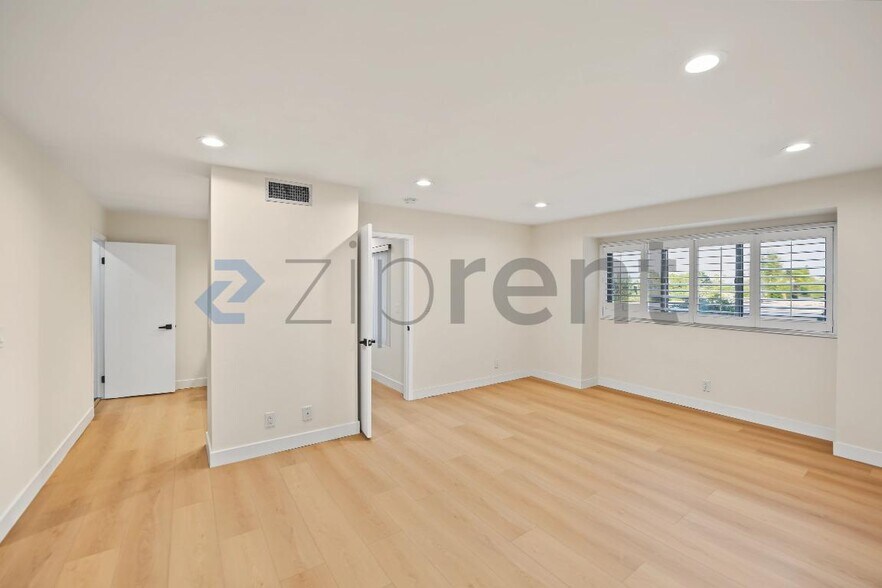 Building Photo - Unit