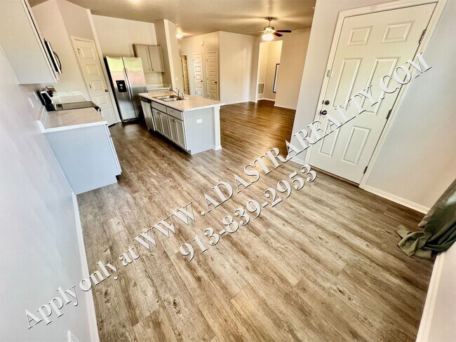 Building Photo - Like New Ranch in Spring Hill-Available in...