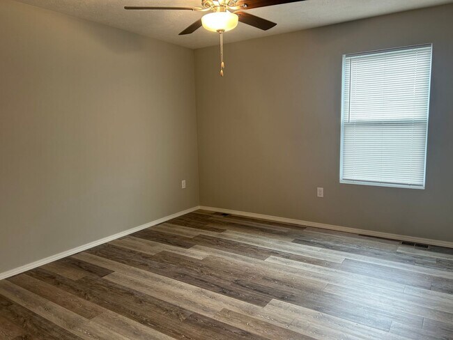 Building Photo - 3 bedroom home with fenced in back yard!