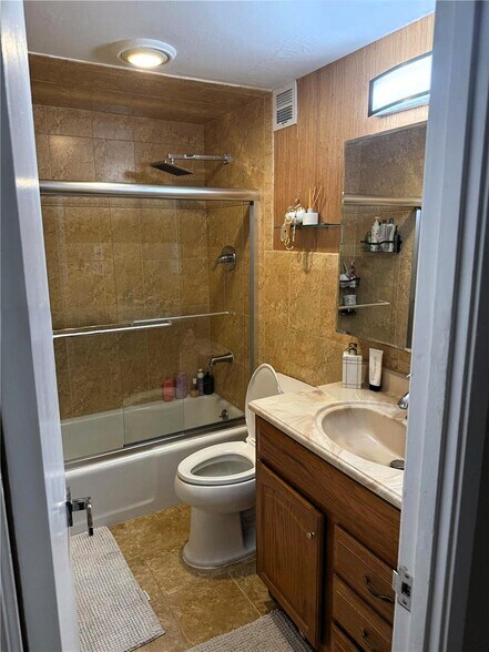 Building Photo - 400 Kings Point Dr