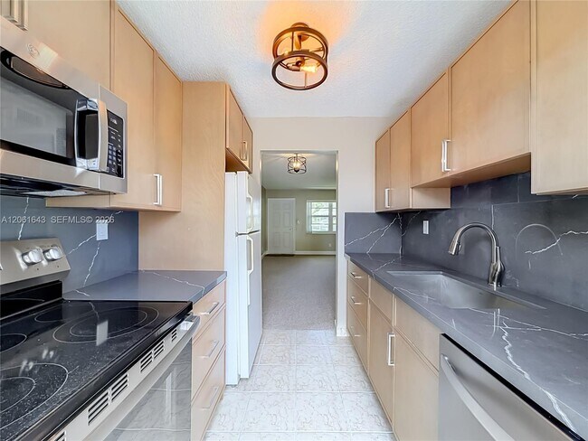 Building Photo - 6211 SW 37th St