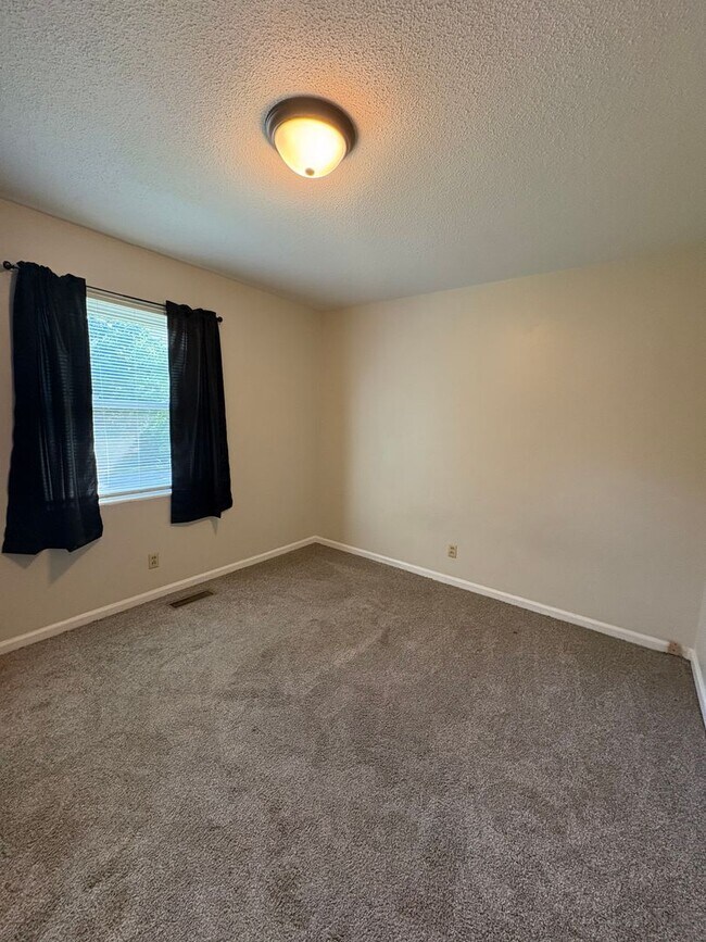 Building Photo - 3 Bedroom 2 Bath House