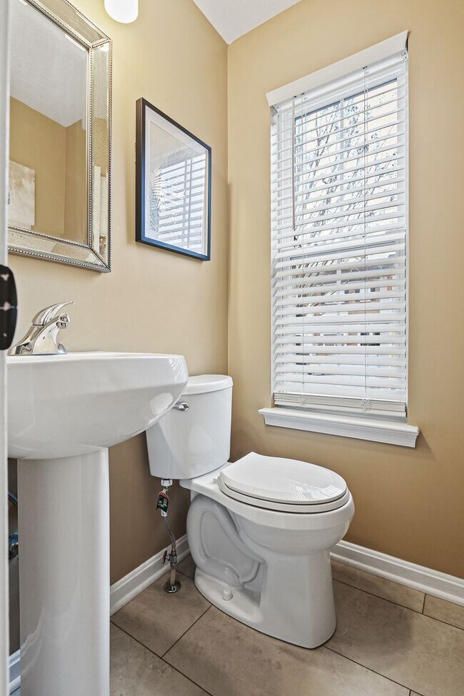 Building Photo - Bright & Spacious 3-Bedroom, 2 Full & 2 Half Bath in New Market