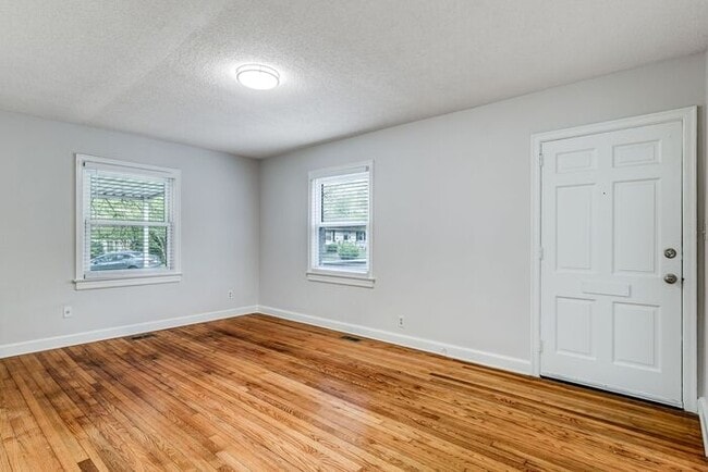 Building Photo - 2 Bed, 2 Bath in the Garden Homes neighborhood of Greensboro!