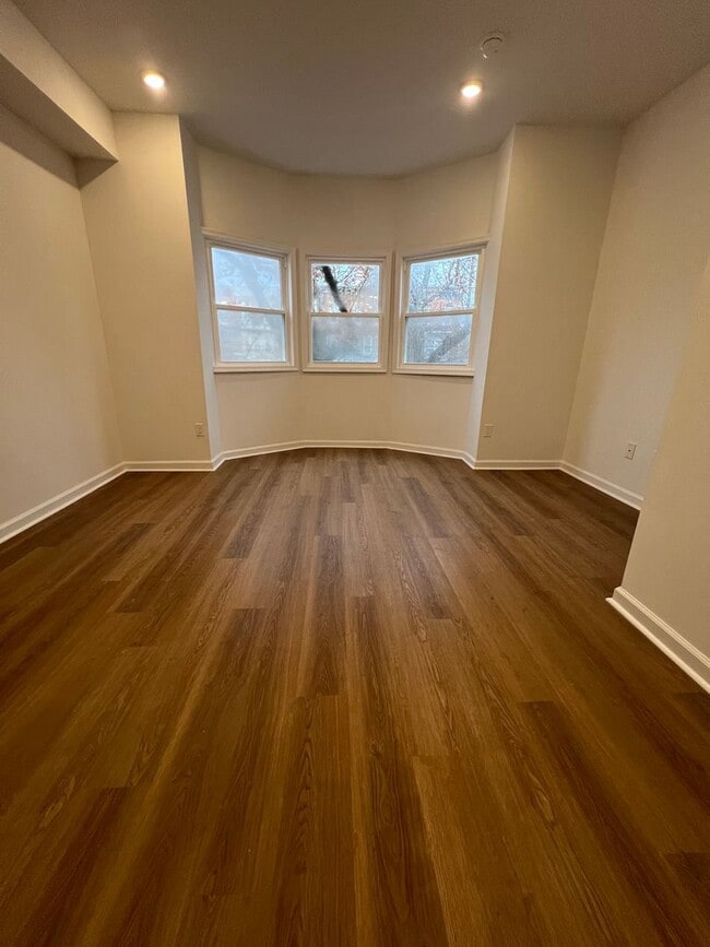 Building Photo - Newly Renovated 2-Bedroom Apartment in East Parkside! Available mid-July!