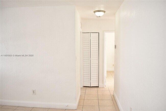 Building Photo - 633 NW 6th Ct