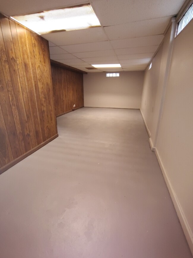 Building Photo - 2407 Custer Ave