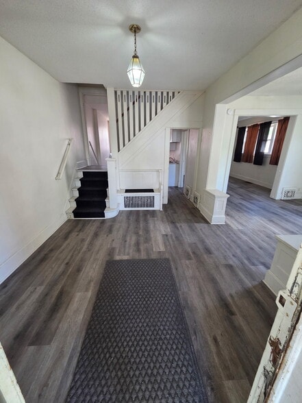 Entry - 317 E Spring St