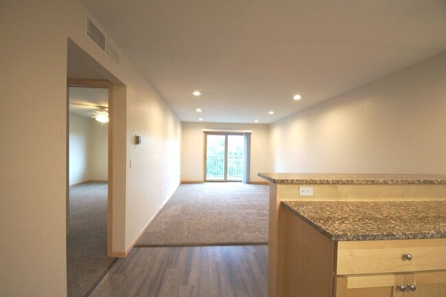 Building Photo - Pinto Suite