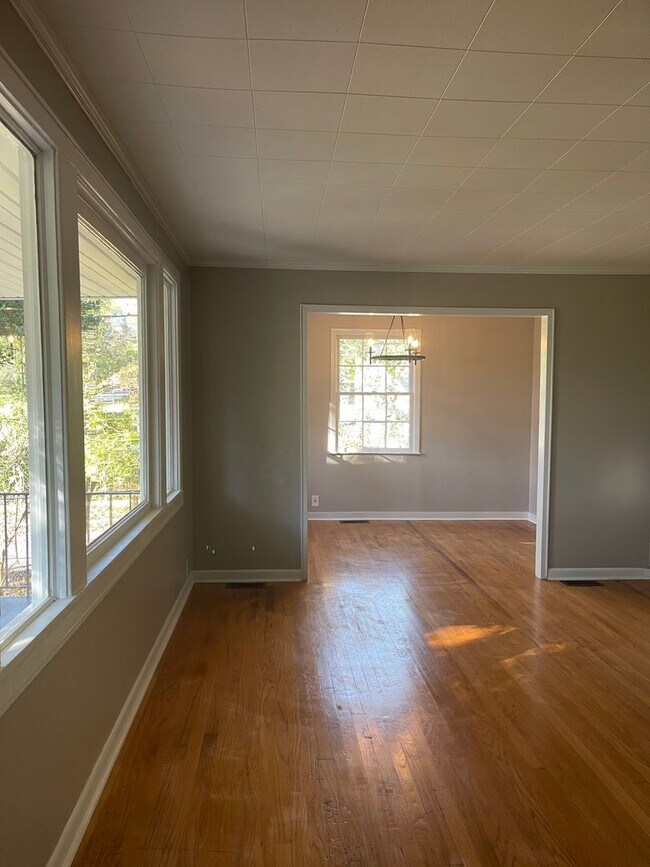 Building Photo - Beautifully renovated Normaltown 3/2 Home with fenced in front yard! Water, trash, and lawncare i...