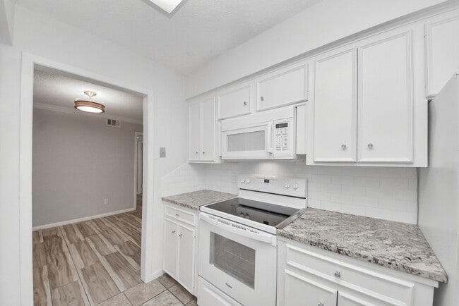 Building Photo - 2744 Briarhurst Dr