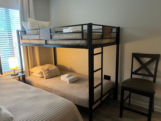 Building Photo - Furnished Updated Condo on HHI - Walk to the Beach!