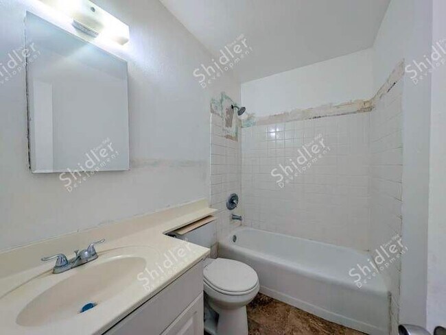 Building Photo - Upstairs 2 Bedroom 1 Bath with Massive Walk In Closet, Covered Gated Parking
