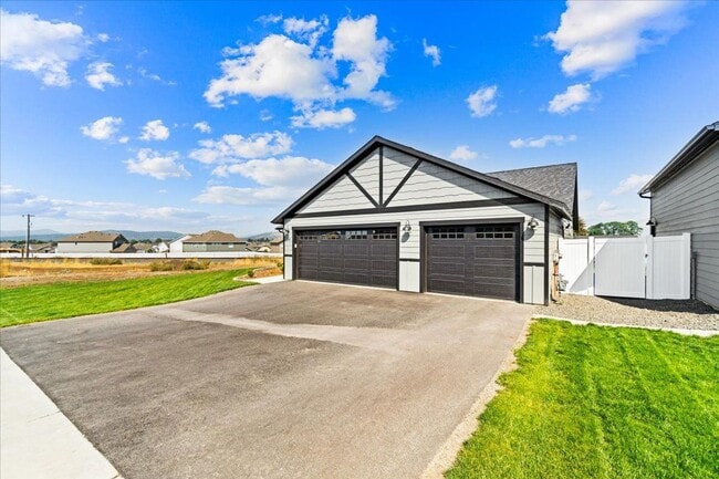 Building Photo - Beautiful New home in Post Falls