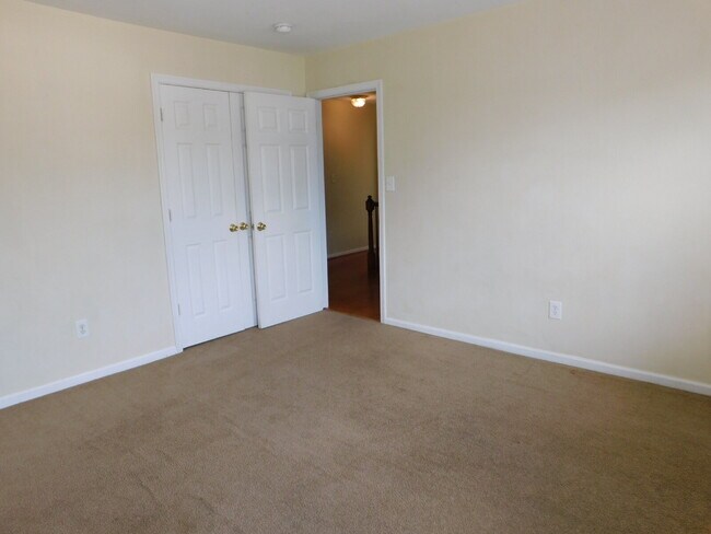Building Photo - "Spacious 4-Bedroom Gem on Hughart Street with 2.5 Bathrooms and 2108 Sq. Ft. of Comfort!"