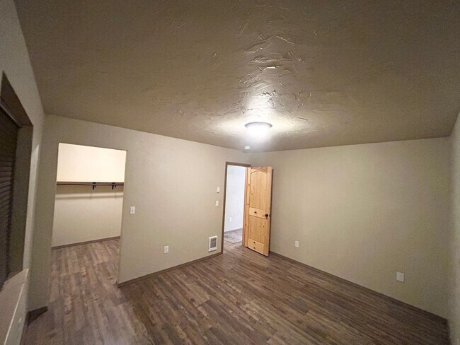 Building Photo - Huge Shop with 2 bedroom 2 bath Condo attached!