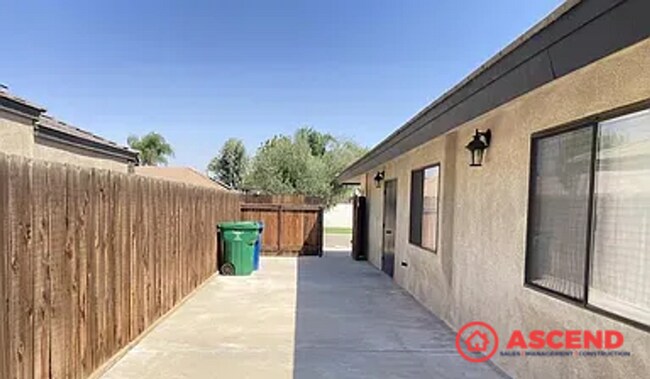 Building Photo - Gorgeous Northwest Bakersfield Home with H...