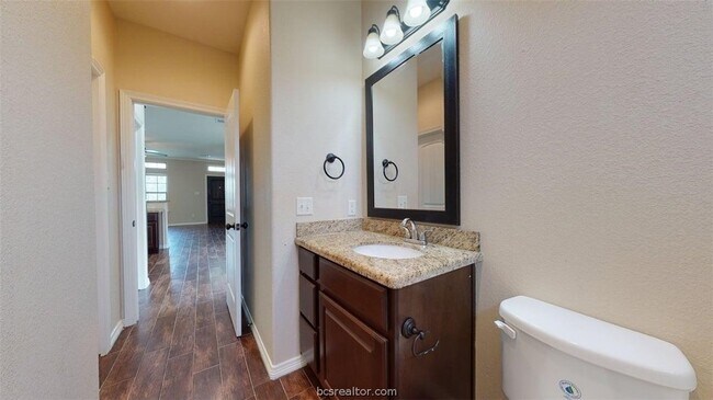 Building Photo - 303 Ash St