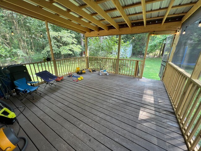 Building Photo - Awesome Green Acres Home!