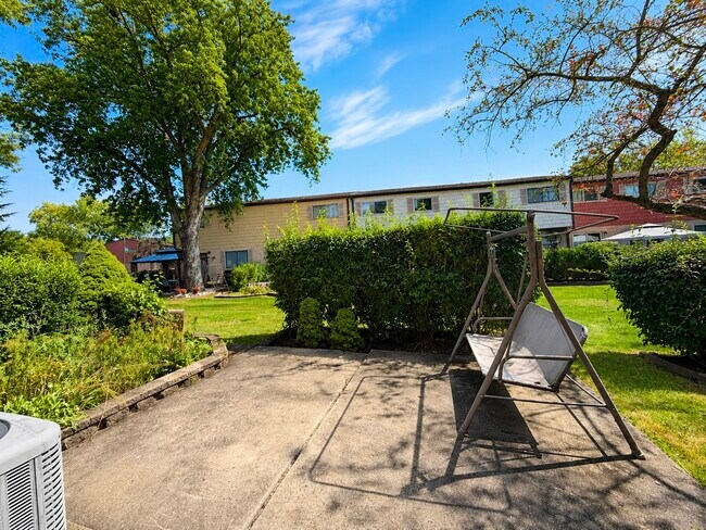 Building Photo - 495 S Crow Trail