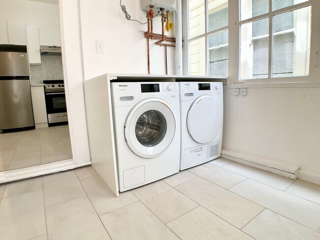 Building Photo - REMODELED 1BR. IN-UNIT LAUNDRY! Dishwasher...