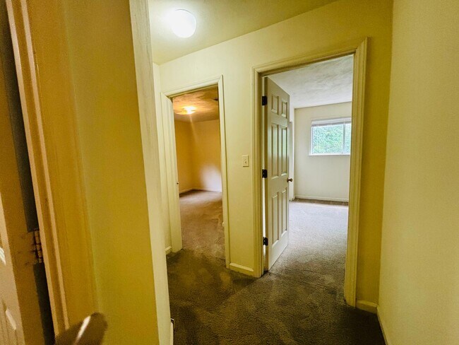 Building Photo - 3 Bedroom 2 Bath Condo