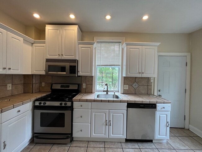 Building Photo - 350 Ophelia St