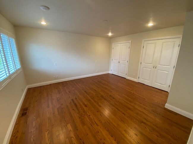 Building Photo - 1122 Miles Ave