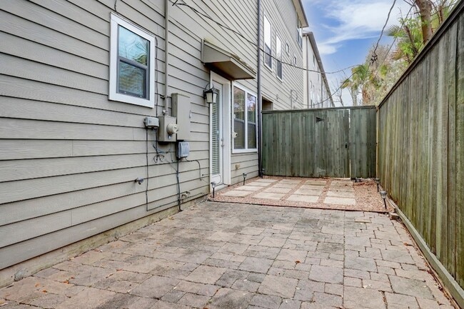 Building Photo - 8906 Lakeshore Bend Dr