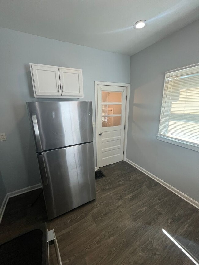 Building Photo - Three Bedroom House on Wyoming!