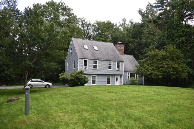 Building Photo - Well maintained, 3 Bedroom single family home in lovely Westford neighborhood.