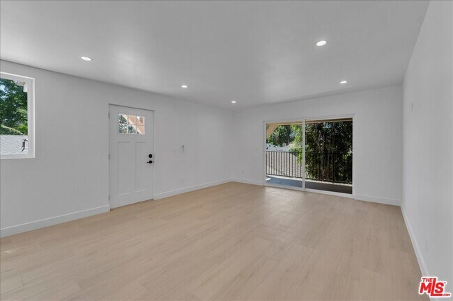 Building Photo - 6913 1/2 Encino Ave