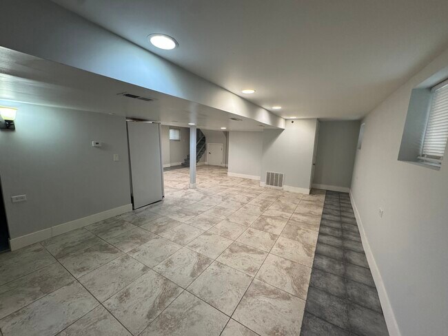 Building Photo - 6438 N Fairfield Ave