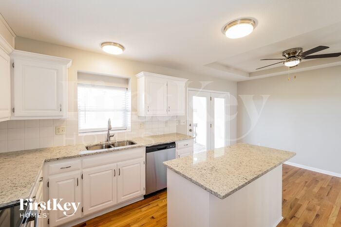 Building Photo - 1114 Camelot Dr