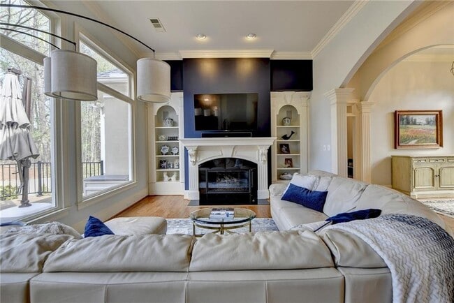 Building Photo - 6745 Laurel Oak Dr