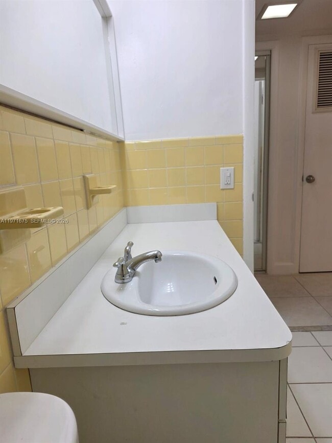 Building Photo - 9490 E Bay Harbor Dr