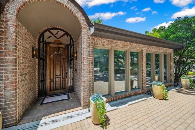Building Photo - Gorgeous, Fully furnished 3 Bed 3.5 bath h...