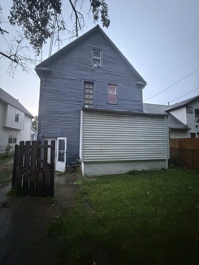 Building Photo - 10602 Earle Ave