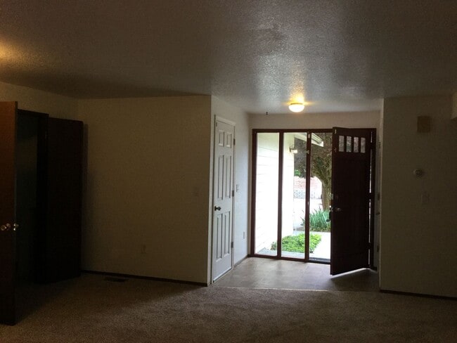 Building Photo - Spacious Mukilteo Rambler in Harbor Pointe – 3BR, Deck & Private Backyard