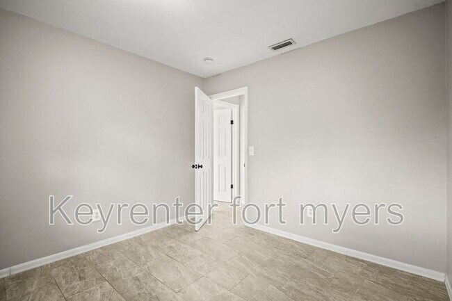 Building Photo - 2210 Parkview Dr